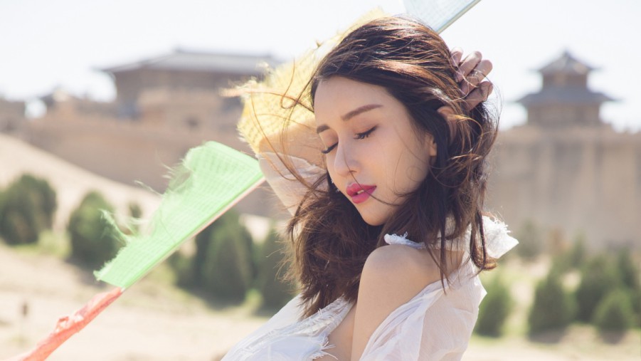 刘诗诗身穿阿玛尼顶级高定现身百花奖，从容坦荡尽显格局